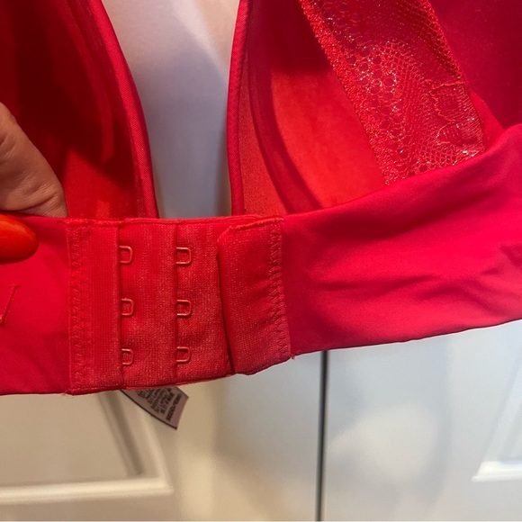 Victoria Secret Bra NEW Color Red Size 36DD Wireless - Picture 5 of 10